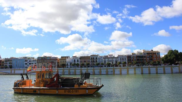 Lipasam recoge al año en el río unas 20 toneladas de basura en Sevilla