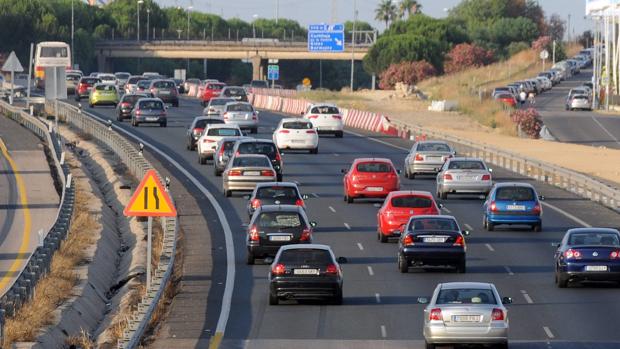 Un vehículo averiado provoca retenciones en la SE-30 en dirección a Cádiz