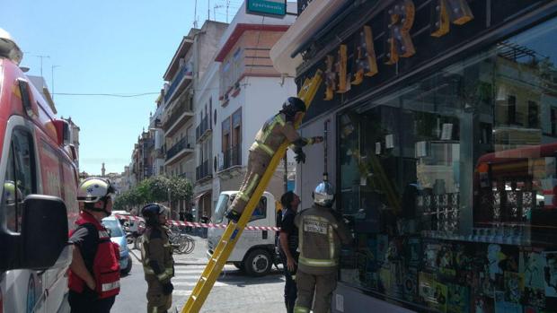 Alarma en la calle Feria por el desalojo de un bloque de viviendas tras una posible fuga de gas