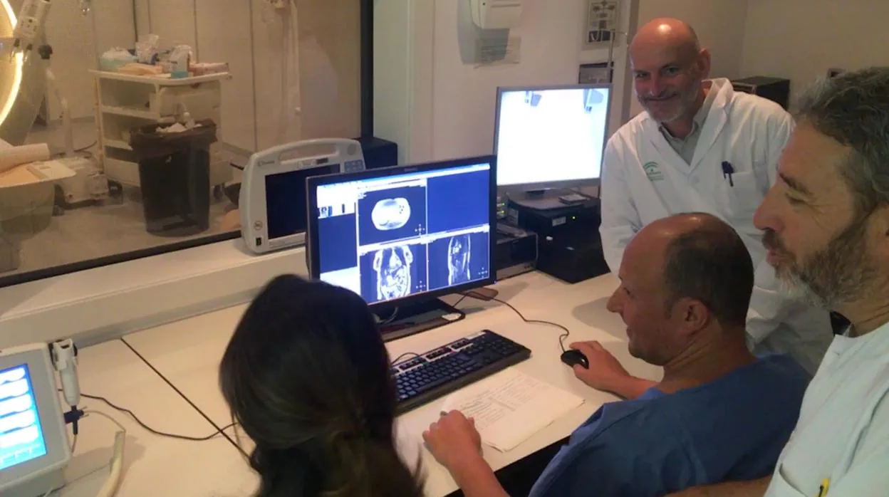Manuel Romero con profesionales de Radiodiagnóstico, en la sala de resonancia magnética nuclear