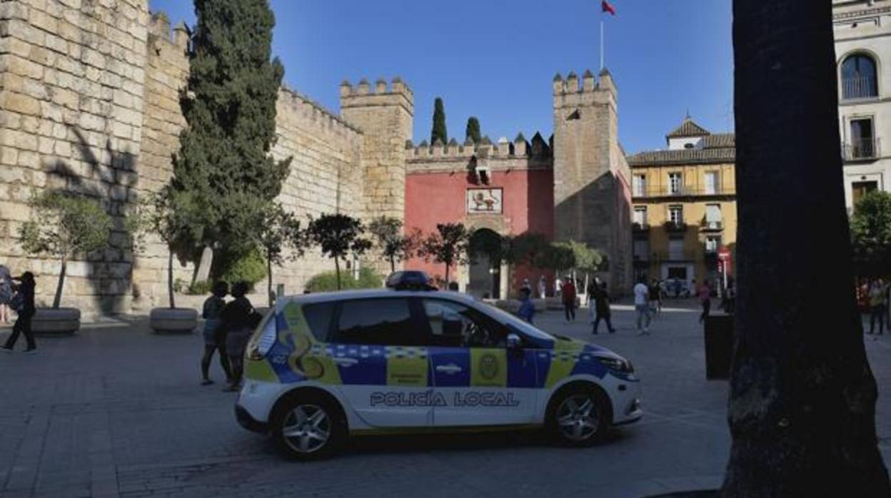 Un vehículo de la Policía Local frente al Alcázar