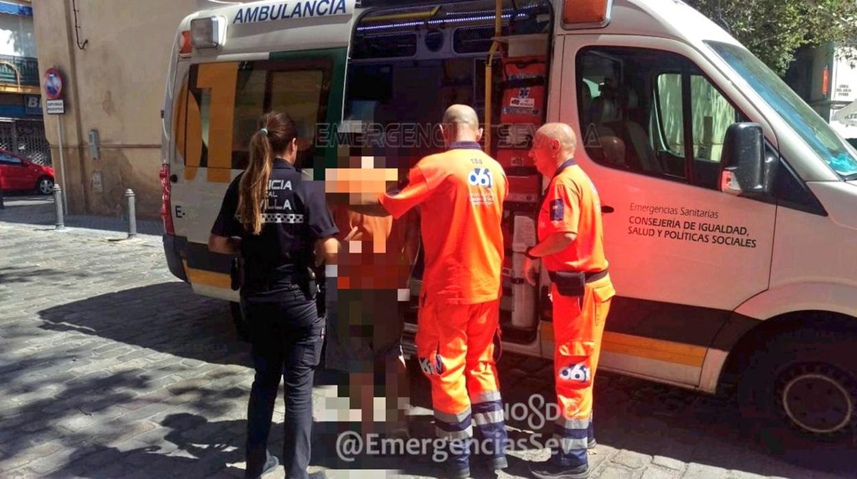 El joven es trasladado a una ambulancia del 061