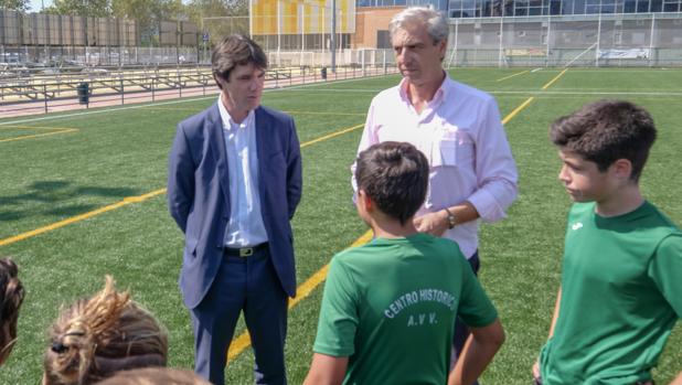 El IMD ha invertido 2,5 millones de euros en once campos de fútbol y siete pistas polideportivas de Sevilla