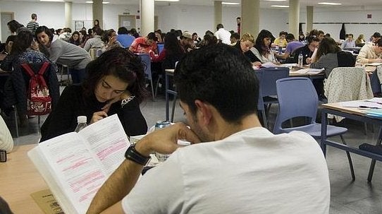 Estudiantes durante la época de exámenes