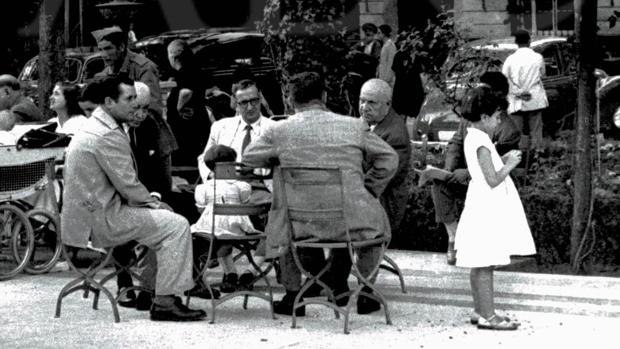 Tardes de domingo en la Plaza Nueva de Sevilla en 1950