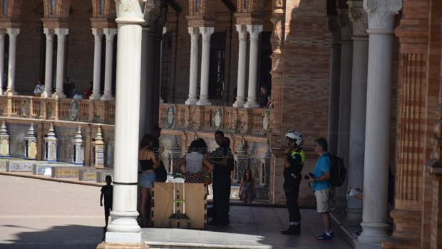 La Policía Local denuncia a una docena de vendedores sin permiso en la Plaza de España de Sevilla