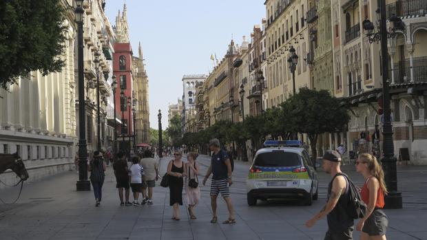 Circulaba con un coche italiano por una zona peatonal de Sevilla con la documentación falsa