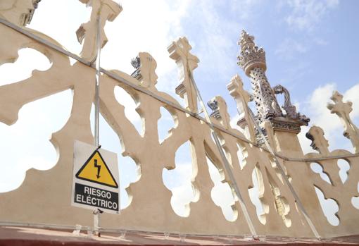 Cableado eléctrico para evitar que se posen las palomas en el Pabellón Real