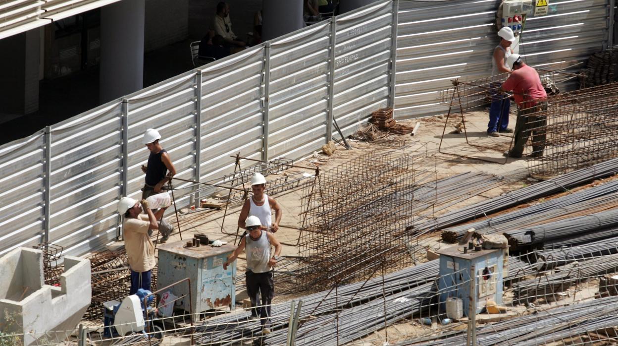 Obreros de la construcción durante su jornada laboral