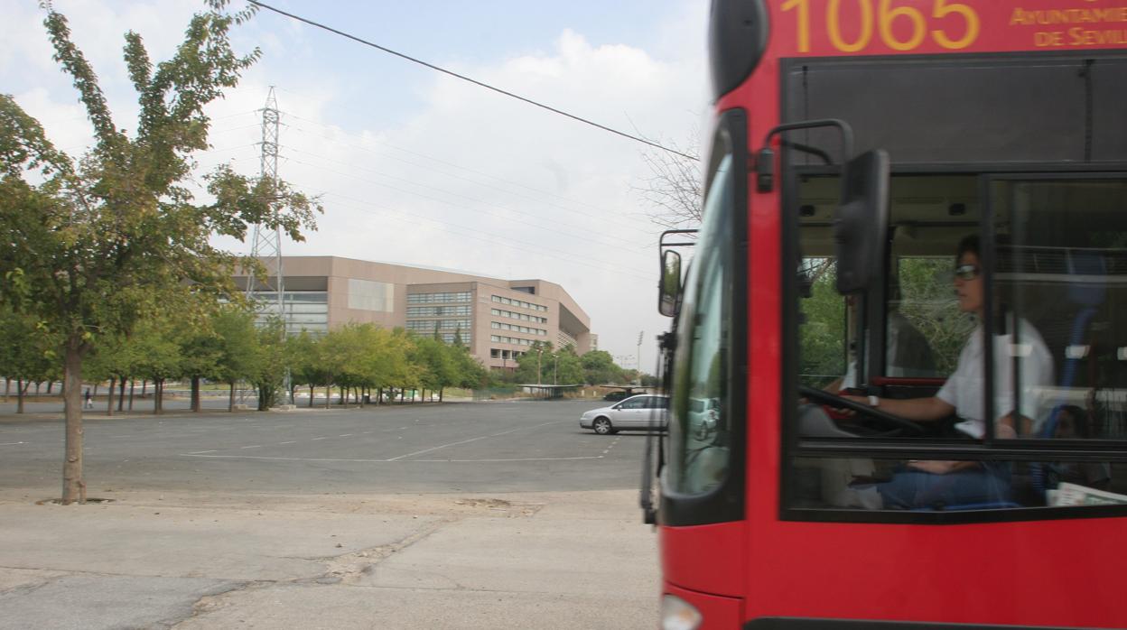 Un autobús urbano ante el estadio olímpico