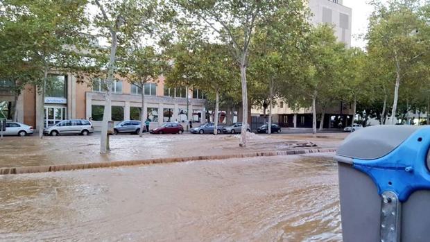 La avenida Diego Martínez Barrio, inundada por una caudalosa fuga de agua