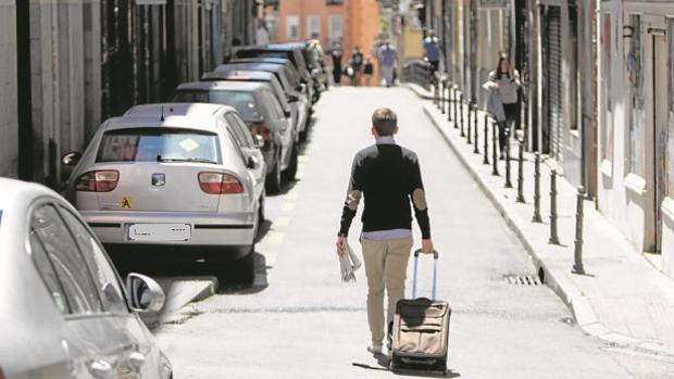 Un vecino de Sevilla la lía en su bloque y después cuelga esta carta memorable de disculpas