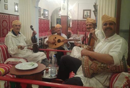 Músicos en el interior del restaurante Hamadi