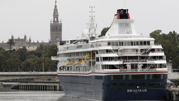 Llega el «Braemar», el primer crucero que atraca en Sevilla tras las obras del puente de las Delicias