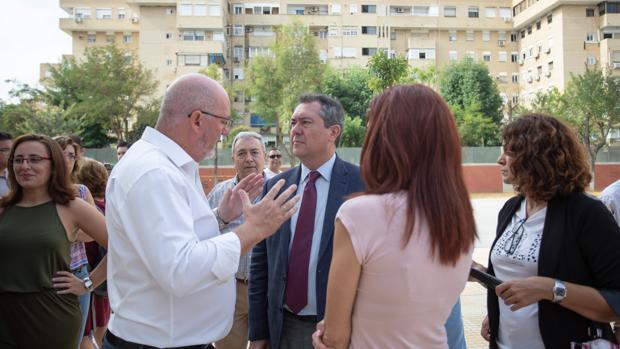 Juan Espadas, satisfecho con el paso atrás del centro de inmigrantes de la Cruz Roja en la Ronda de Capuchinos