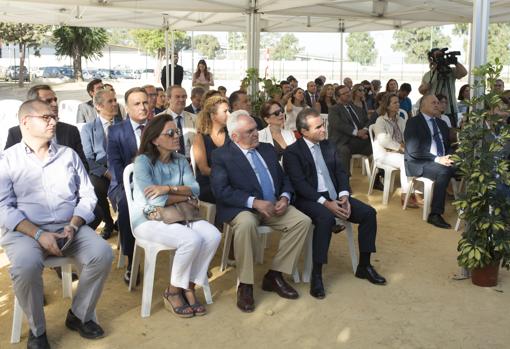 Asistentes al acto de inauguración