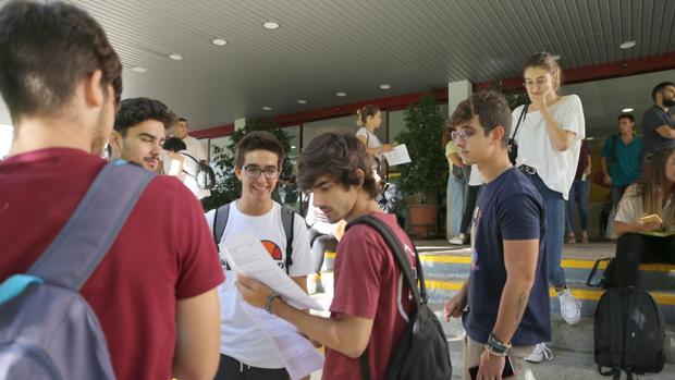 Aumenta el número de estudiantes que repiten la Selectividad en Sevilla para subir nota