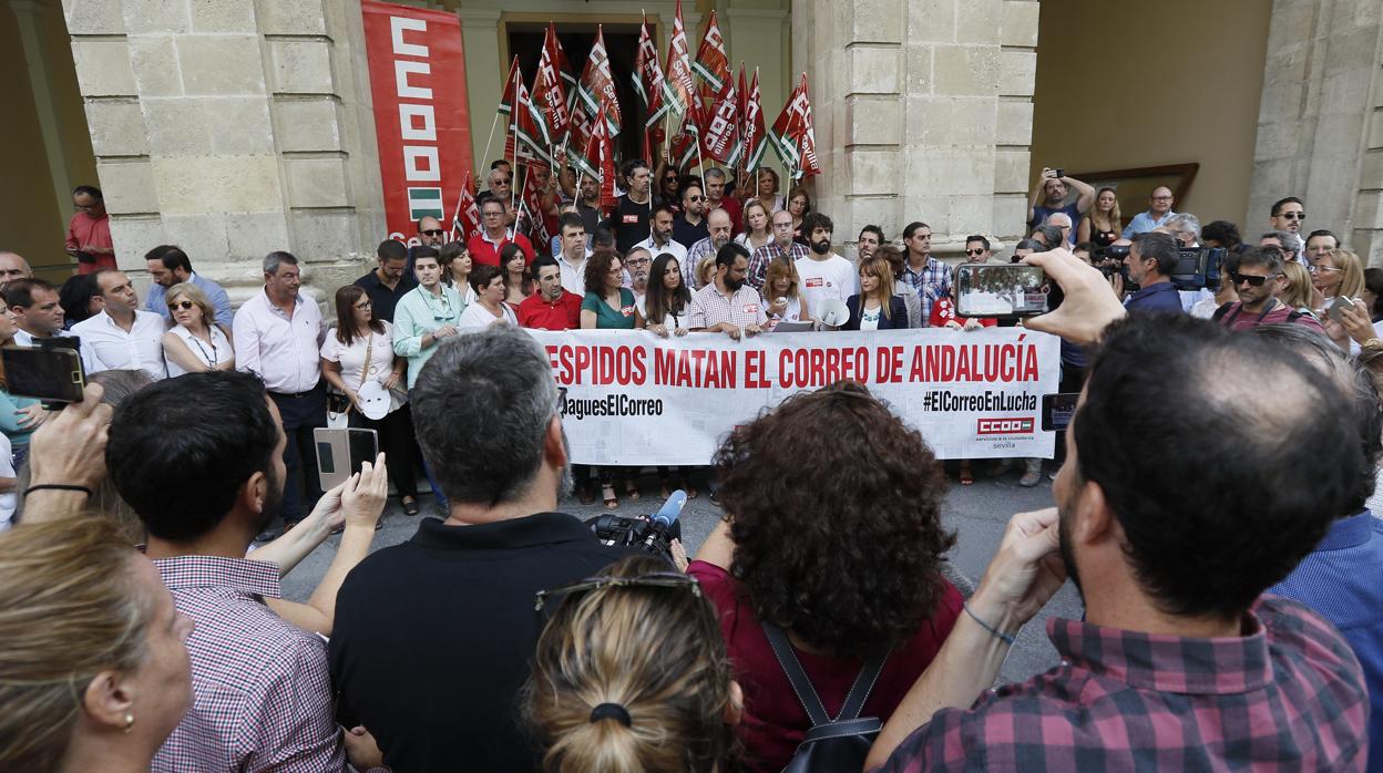 Un momento de la protesta a las puertas del Ayuntamiento este viernes