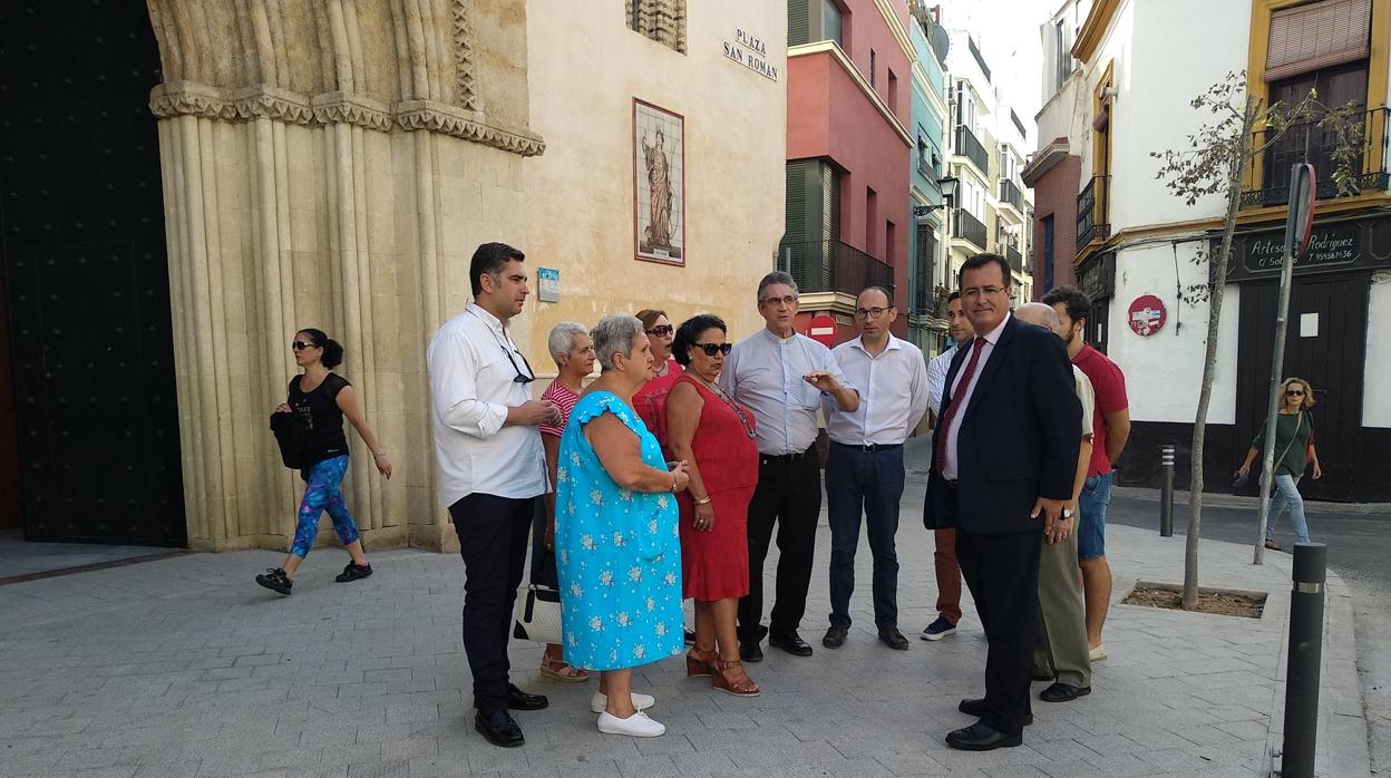 Juan Carlos Cabrera, junto a varios vecinos de la renovada plaza