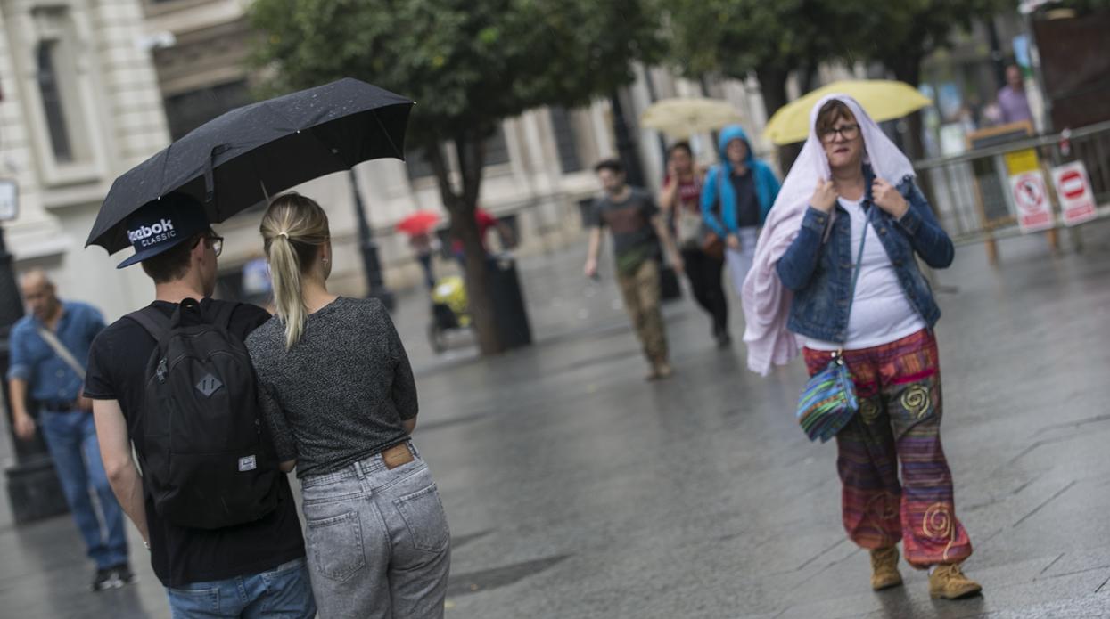 La lluvia seguirá amenazando las noches en Sevilla