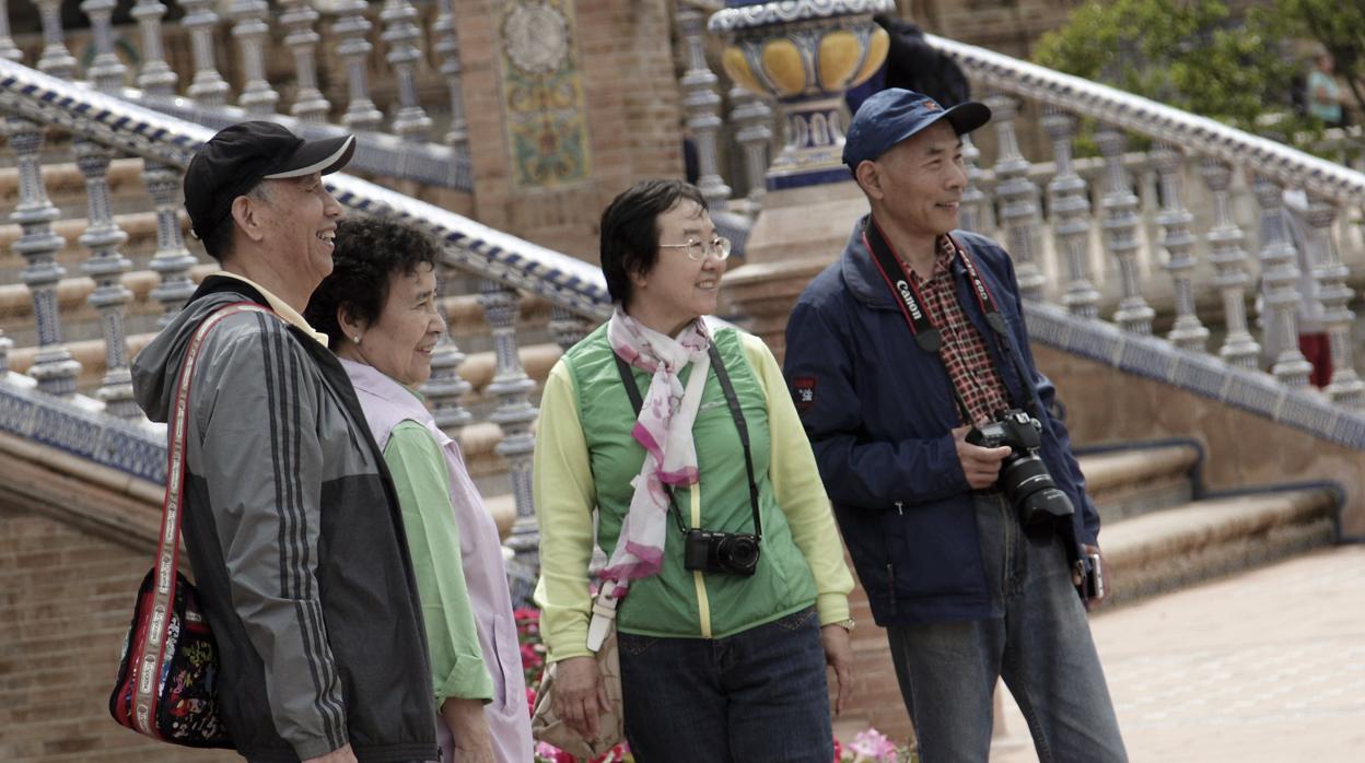 Un grupo de turistas orientales en la Plaza de España