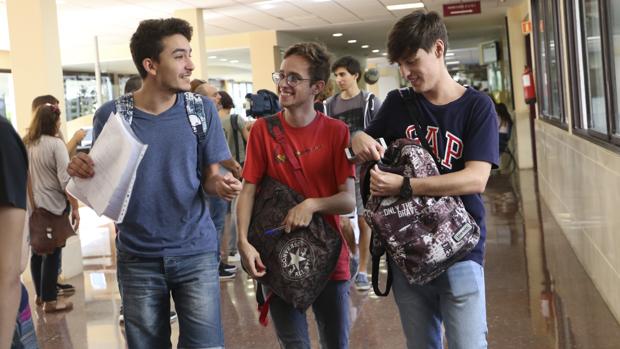 Los estudiantes de la Universidad de Sevilla vuelven a clase