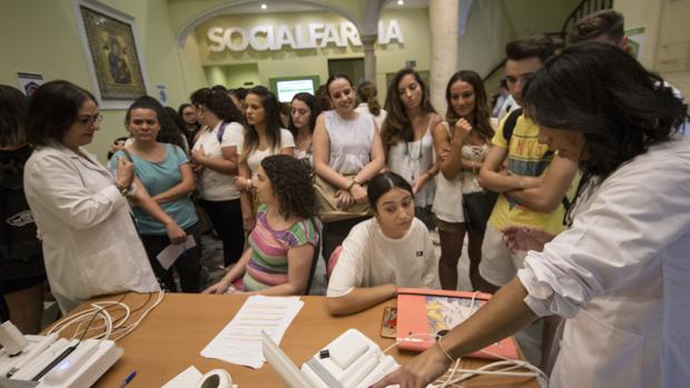 ¿Qué puedo encontrar en una farmacia además de medicamentos?