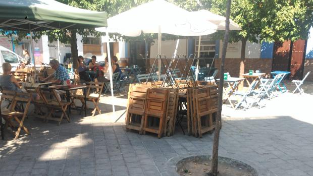 Retiran 62 sillas y 33 mesas por incumplir la ordenanza de veladores en la Plaza de los Terceros