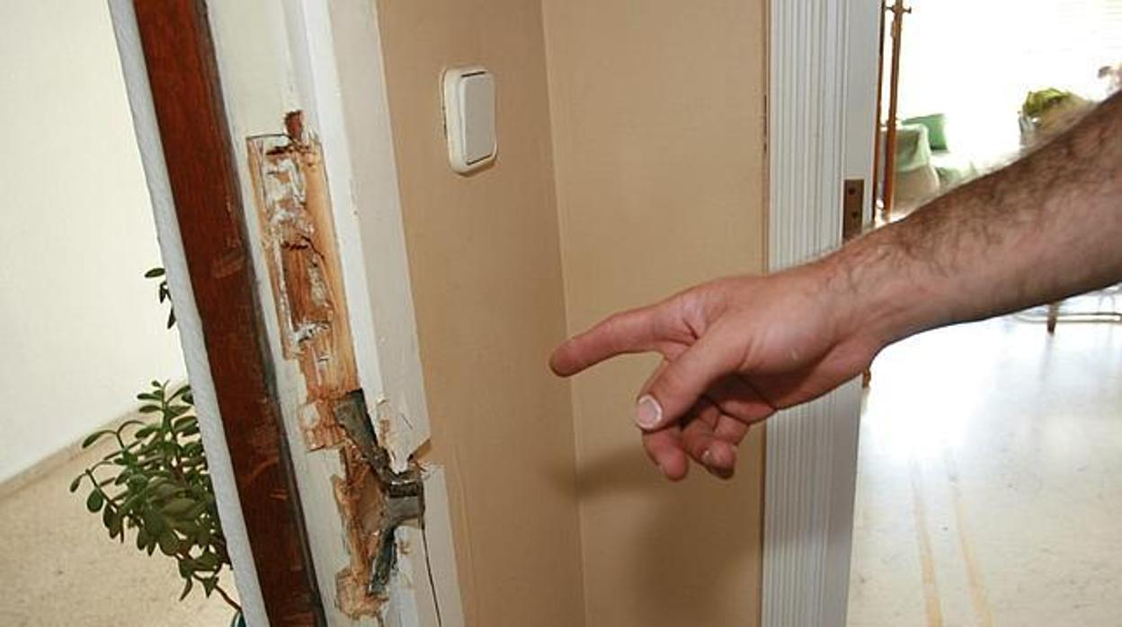 La víctima de un robo muestra el destrozo que realizaron los ladrones en la cerradura de su puerta