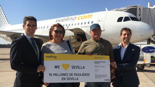 Vueling da una bienvenida al pasajero 16 millones que transporta hasta Sevilla