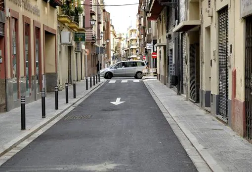 La calle Trastamara sustituyó el adoquinado de Gerena por el asfalto