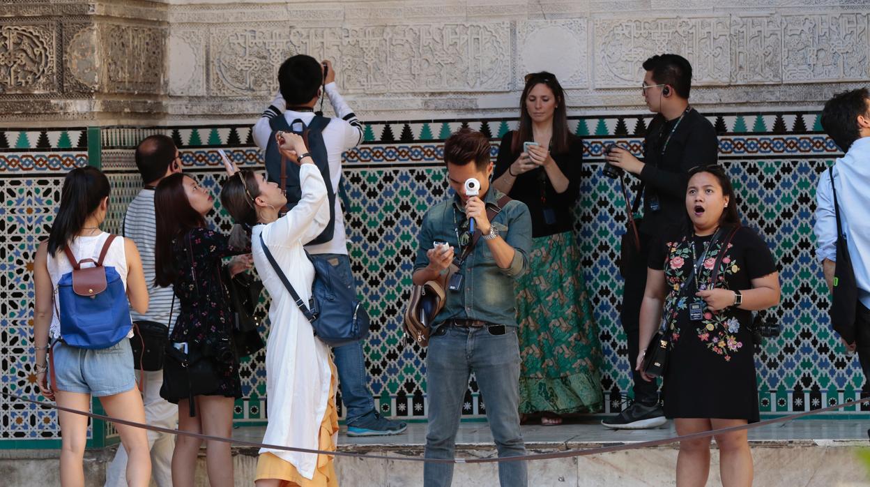 Turistas orientales en el Alcázar de Sevilla