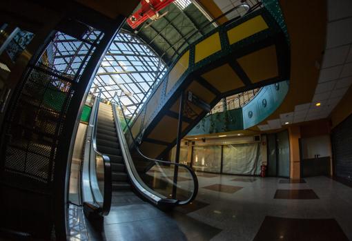 Escaleras del centro comercial que dan acceso a los cines Cinesa