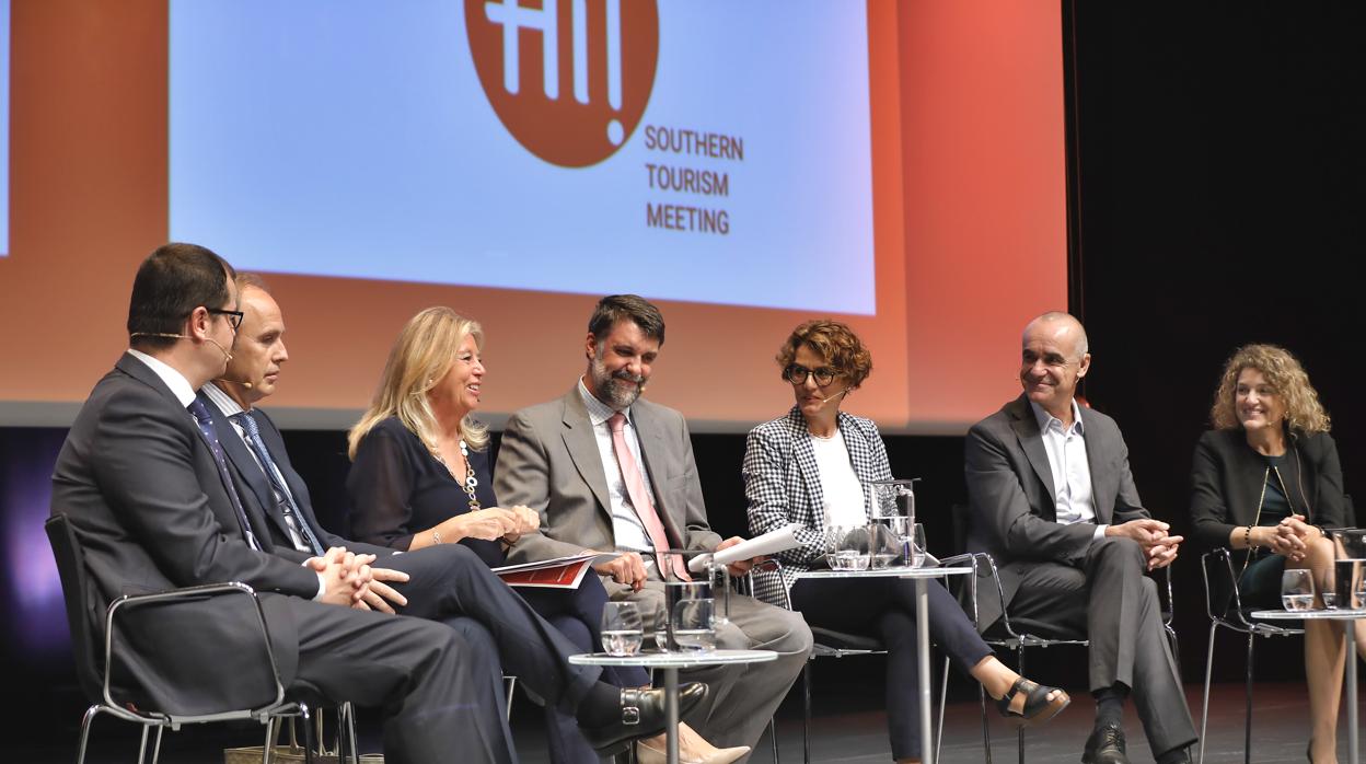 Luis Martín, Enrique Ybarra, Ángeles Muñoz, Javier Rubio, Susana Ibáñez, Antonio Muñoz y Maribel Rodríguez, durante la mesa redonda del foro STM