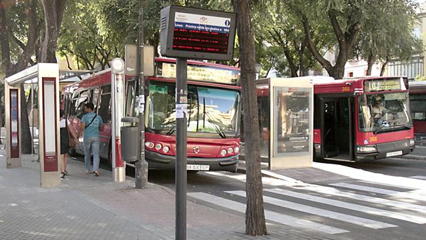 Los autobuses de Tussam se quedan sin entrar en el Centro de Sevilla por un enorme atasco