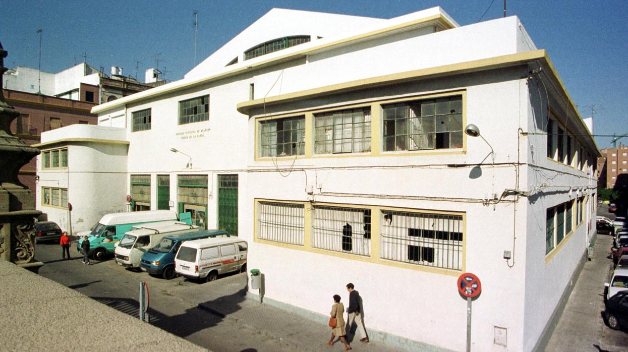 Exterior del antiguo mercado de la Puerta de la Carne, en desuso desde 1999