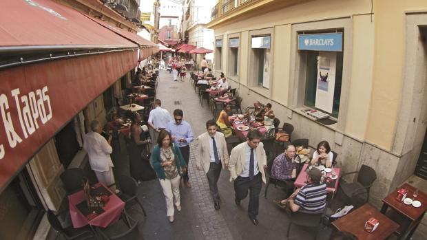 Sancionados cuatro bares de Plaza Nueva, Sierpes y Marqués de Paradas por no tener licencia de veladores