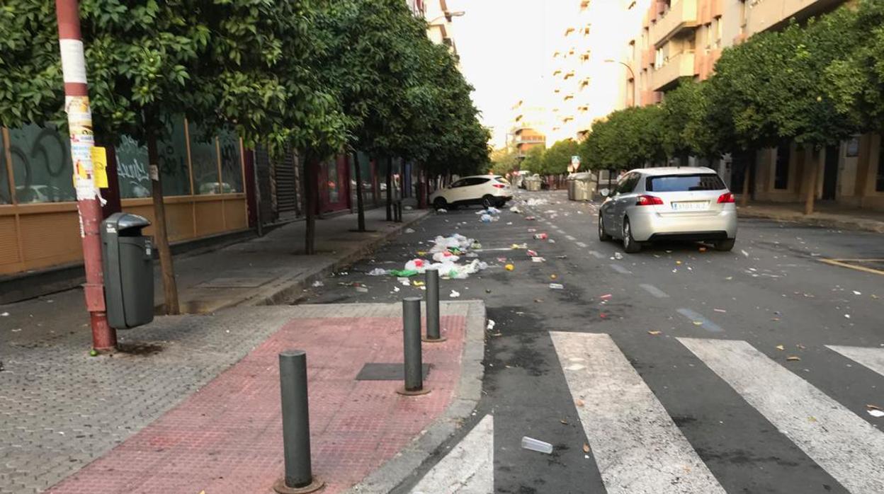 Las calles amanecen repletas de suciedad tras el paso del botellón