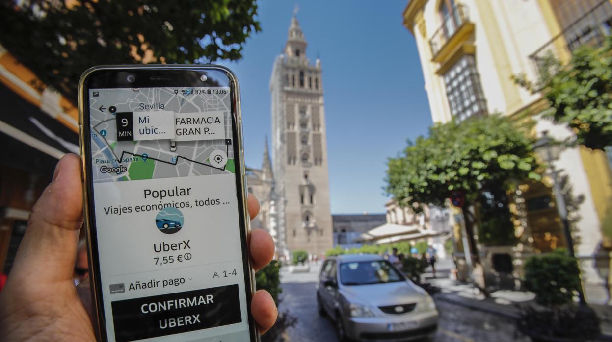 Un usuario utilizando la aplicación de Uber en Sevilla