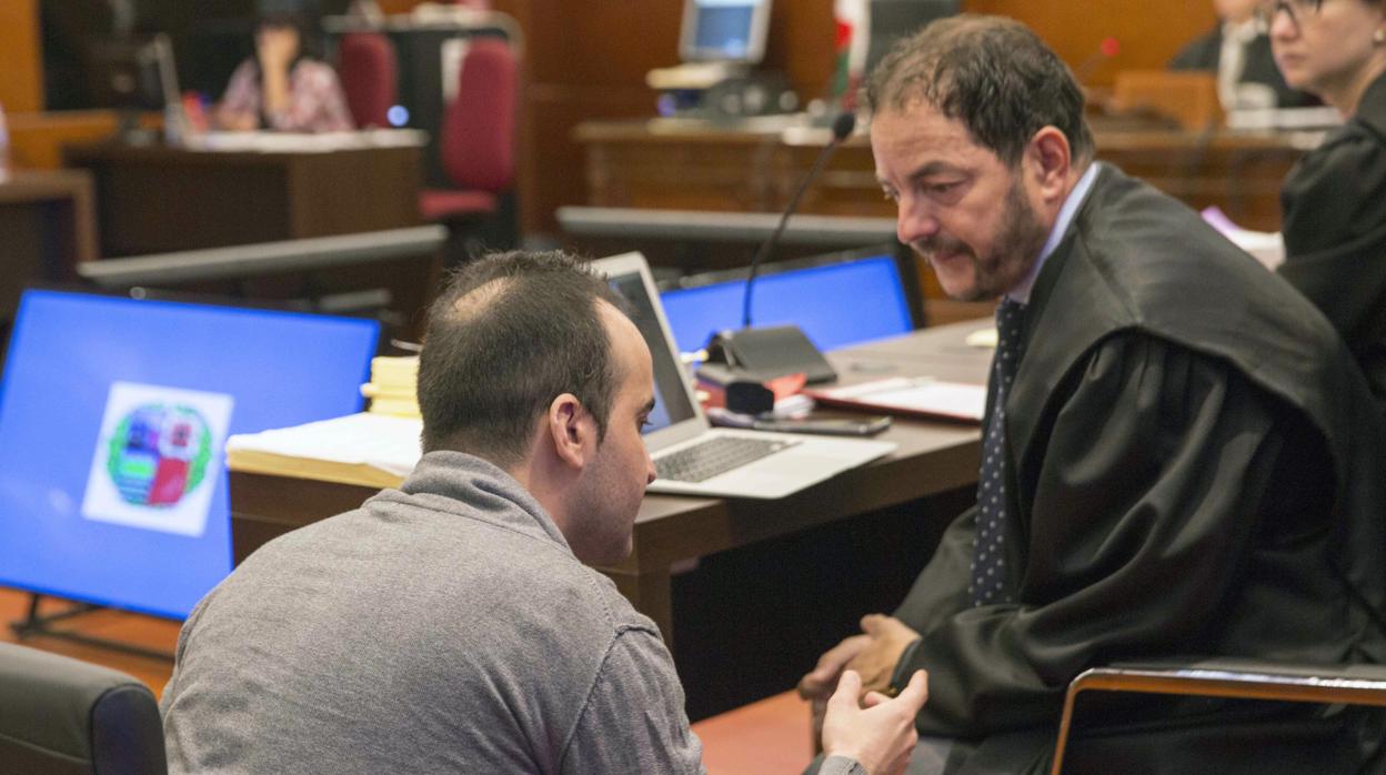 El condenado, durante el juicio en Álava, junto a su abogado