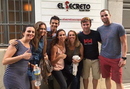 Un grupo de aficionados sevillanos al «escape room»