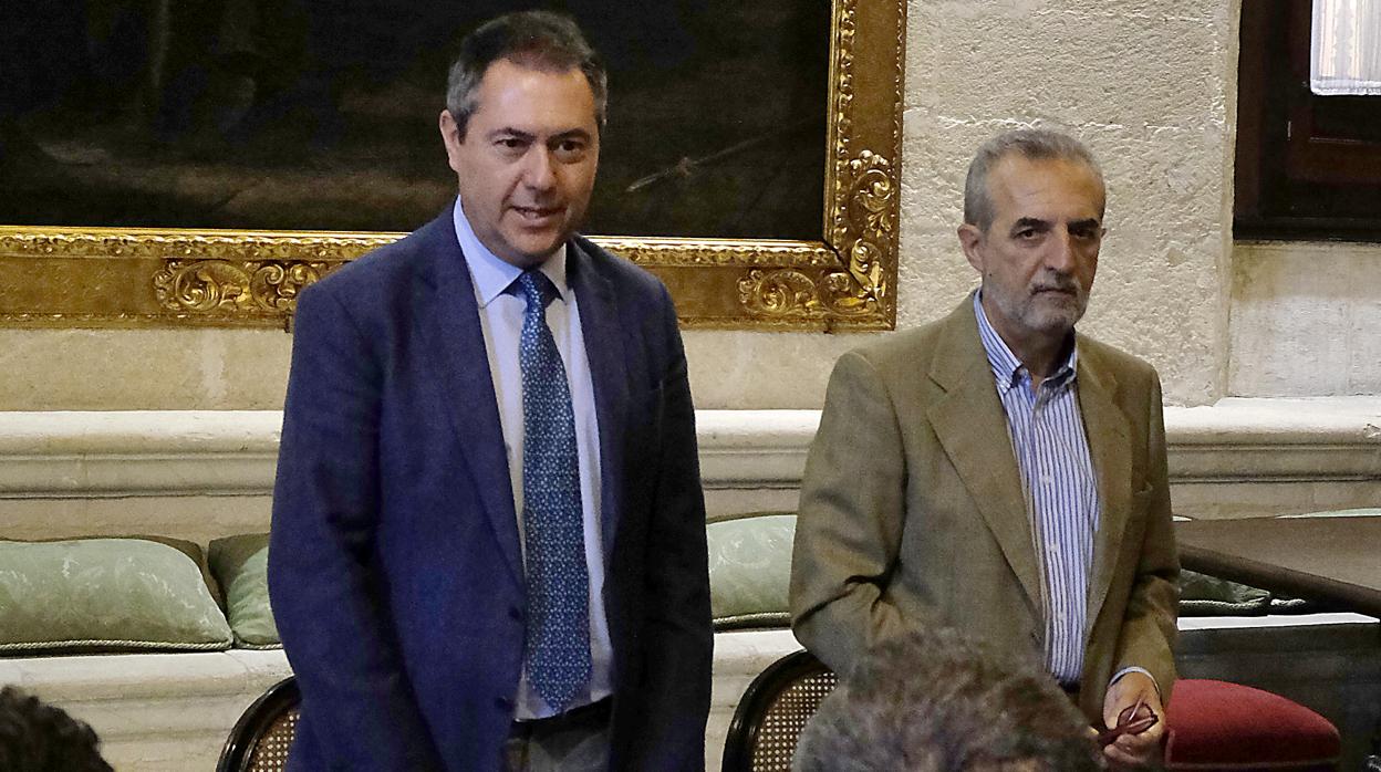 El alcalde de Sevilla, Juan Espadas, junto al delegado de Bienestar Social y Empleo, Juan Manuel Flores