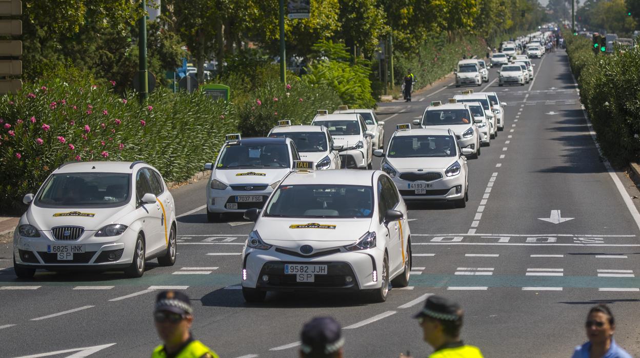 Huelga de taxistas junto a la estación de Santa Justa en julio de 2017