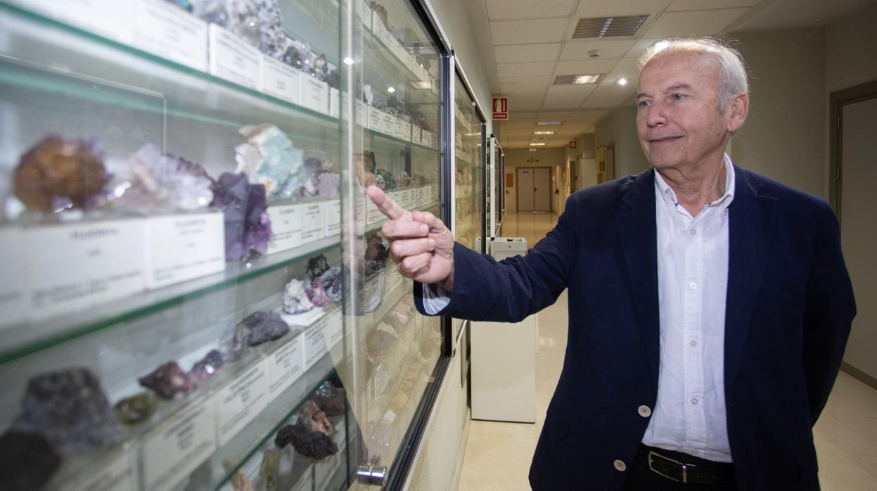 Ernesto Carmona, en el Centro de Investigaciones Químicas de Sevilla