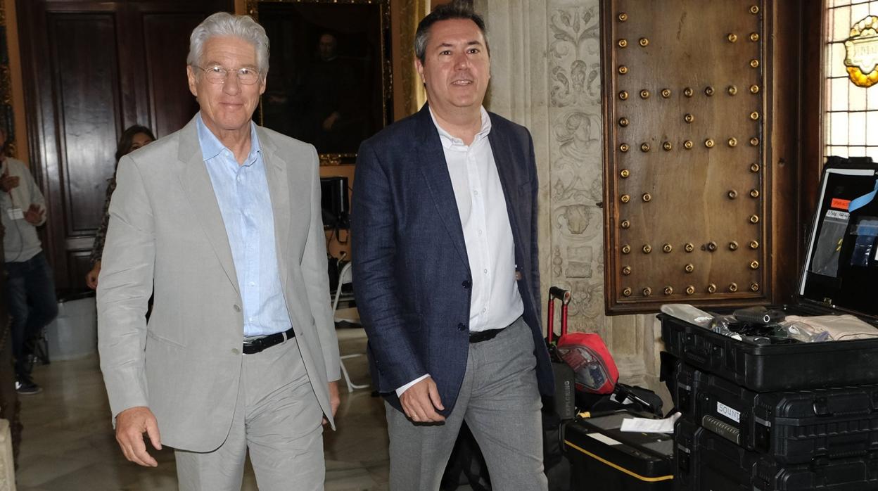 El actor Richard Gere, acompañado del alcalde Juan Espadas en el Ayuntamiento de Sevilla