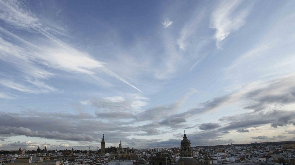 Sevilla amanece con cielos despejados y algunos bancos de nubes