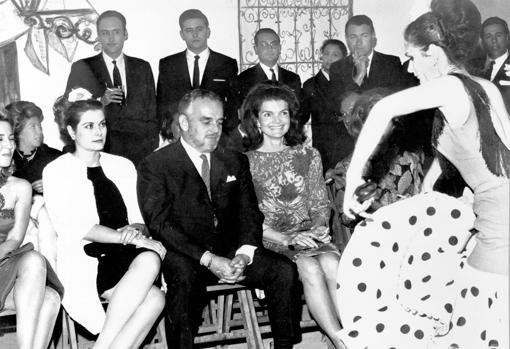 Grace Kelly, ya convertida en princesa de Mónaco, junto a Rainiero, y Jacqueline kennedy en 1966, durante su visita a Sevilla