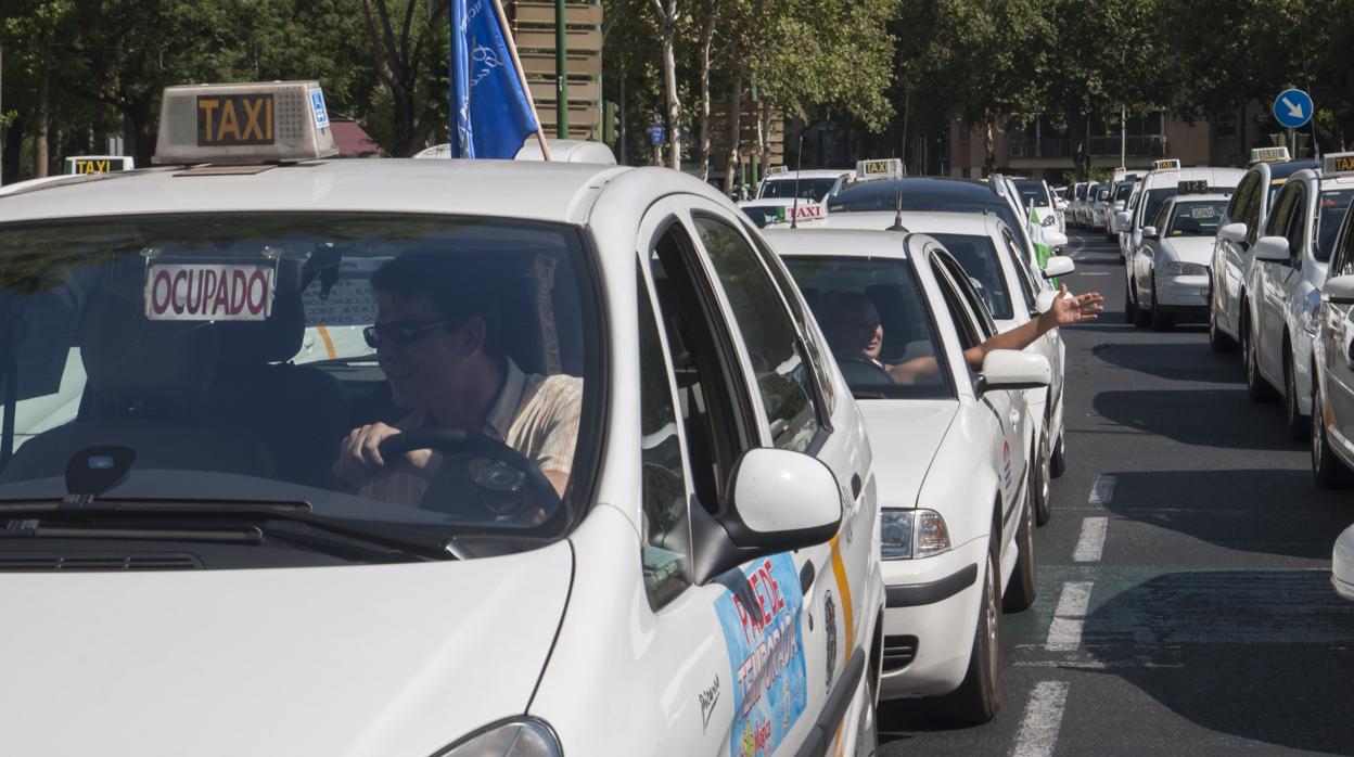 Manifestación de taxistas en Sevilla contra las VTC