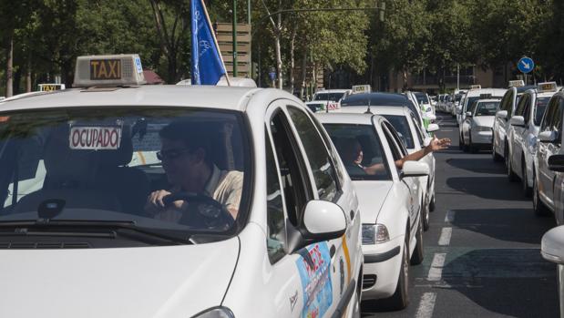 Los patrocinios de Sevilla F.C. y Real Betis con Uber encienden la batalla entre taxistas y conductores de VTC