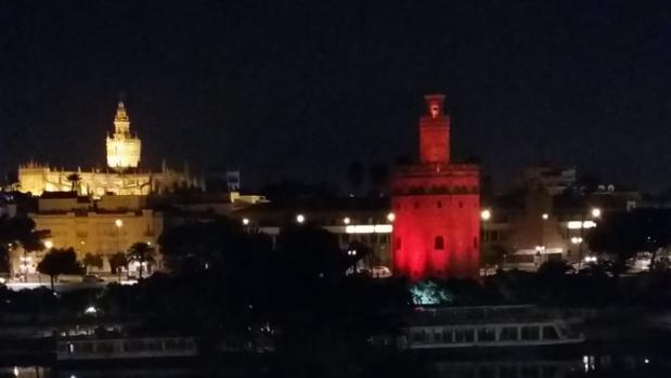 ¿Por qué la Torre del Oro de Sevilla se tiñe de rojo estos días?